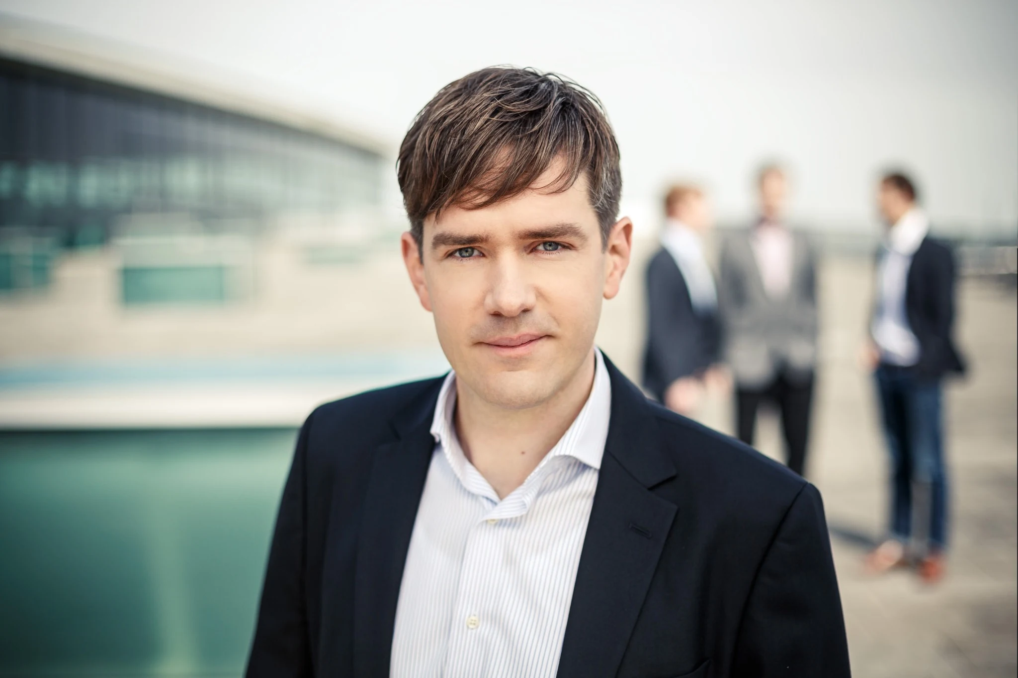 Corporate Portrait eines Managers vor moderner Architektur
