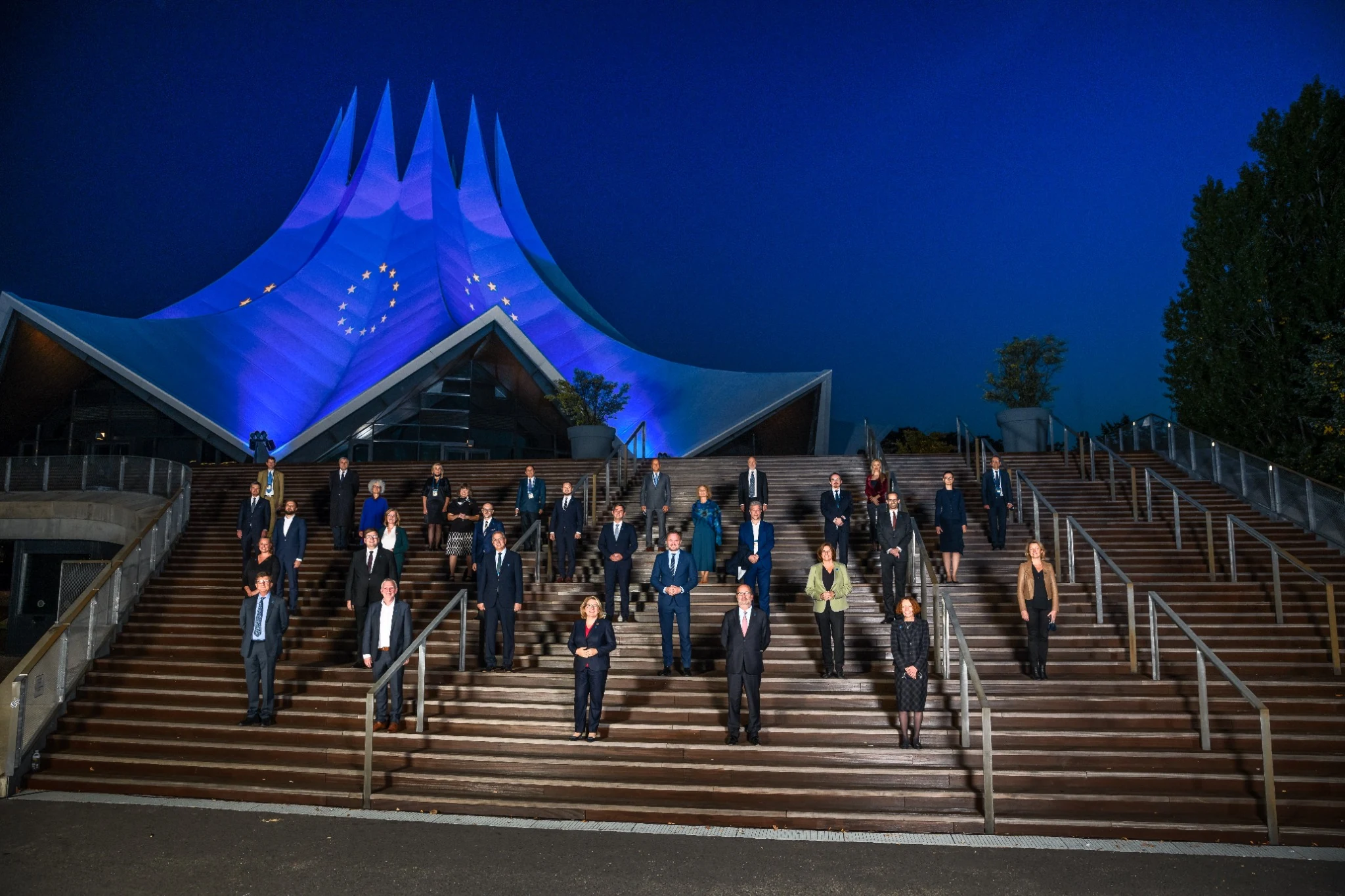 Inszeniertes Gruppenfoto bei einem internationalen politischen Event im Berliner Tempodrom