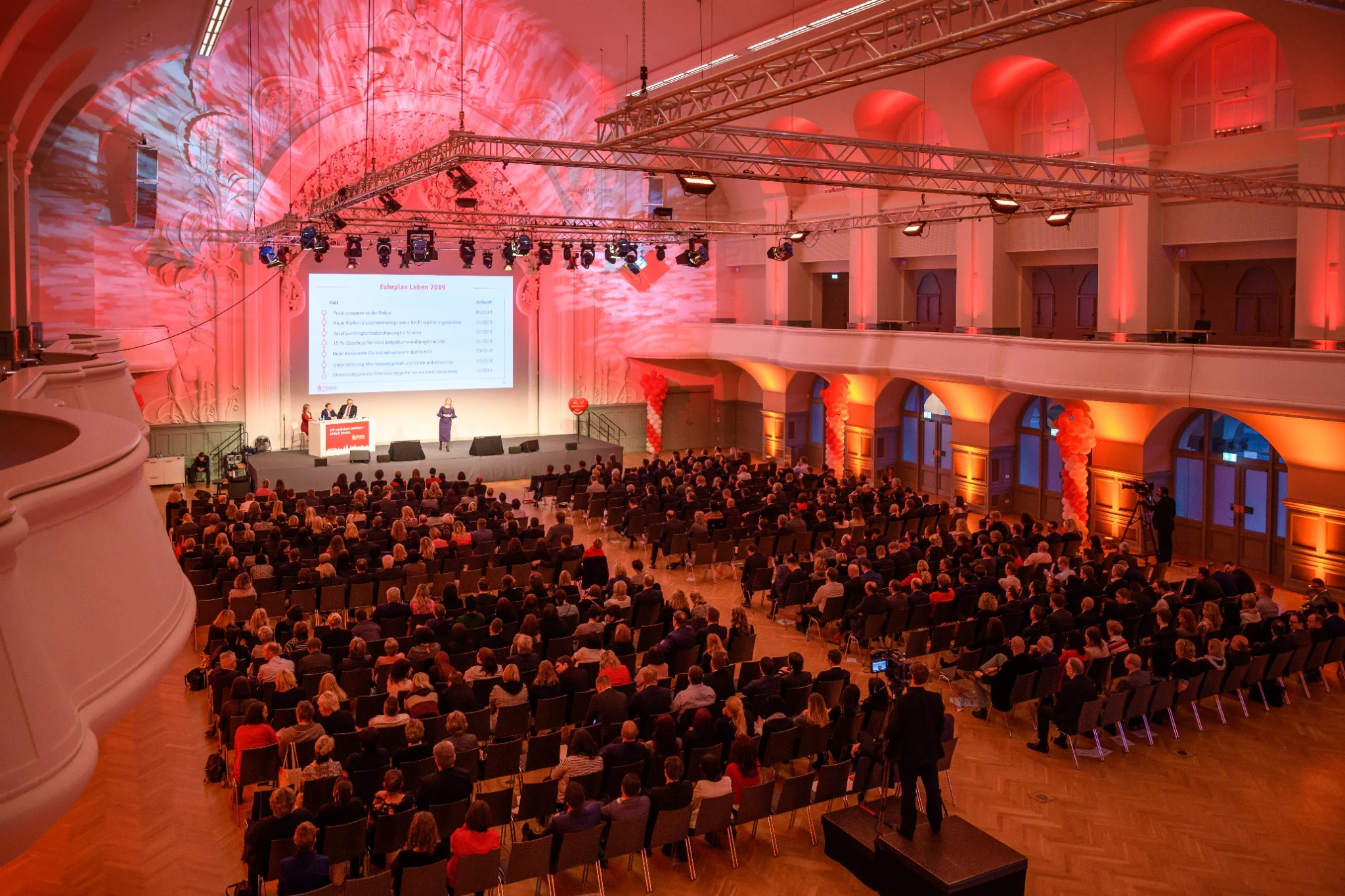 Professionelle Kongress- und Veranstaltungsfotografie in einem großen Veranstaltungssaal