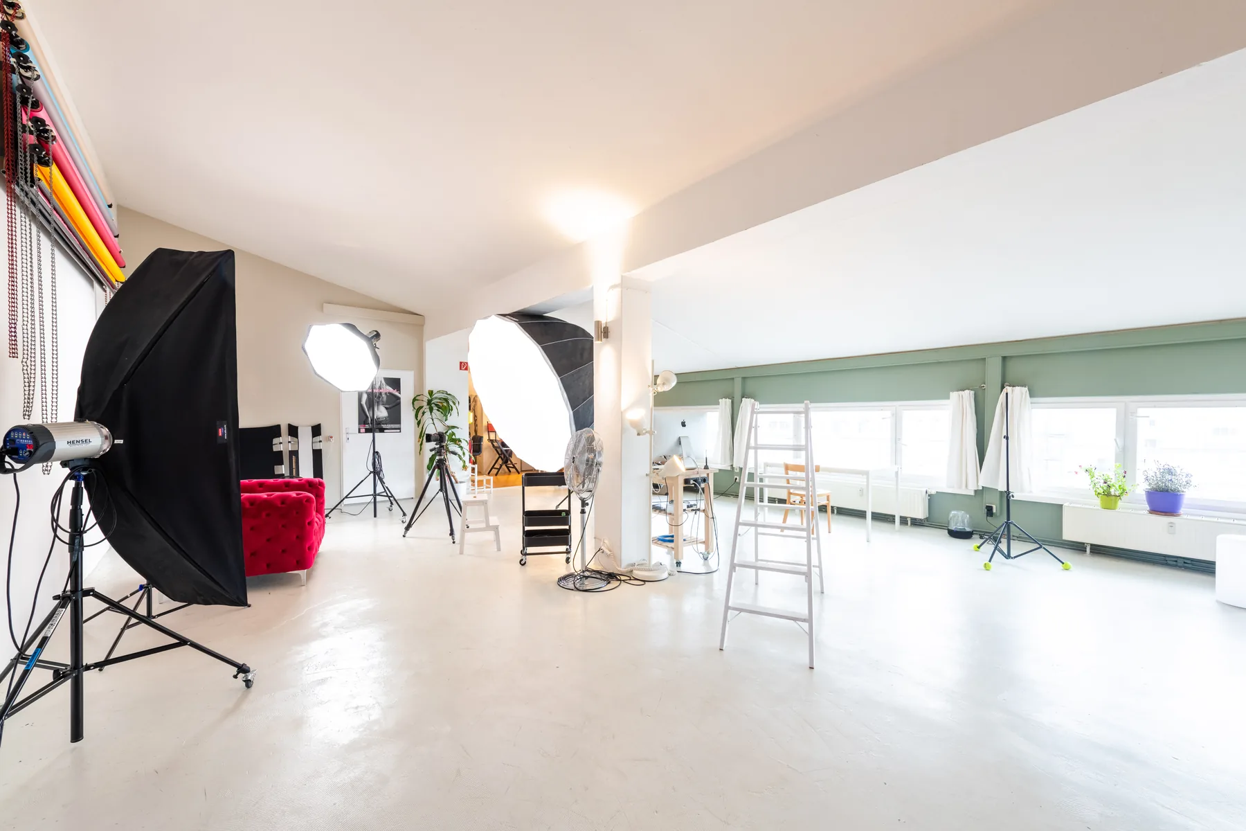 Große helle Studio- und Eventfläche mit Lichttechnik