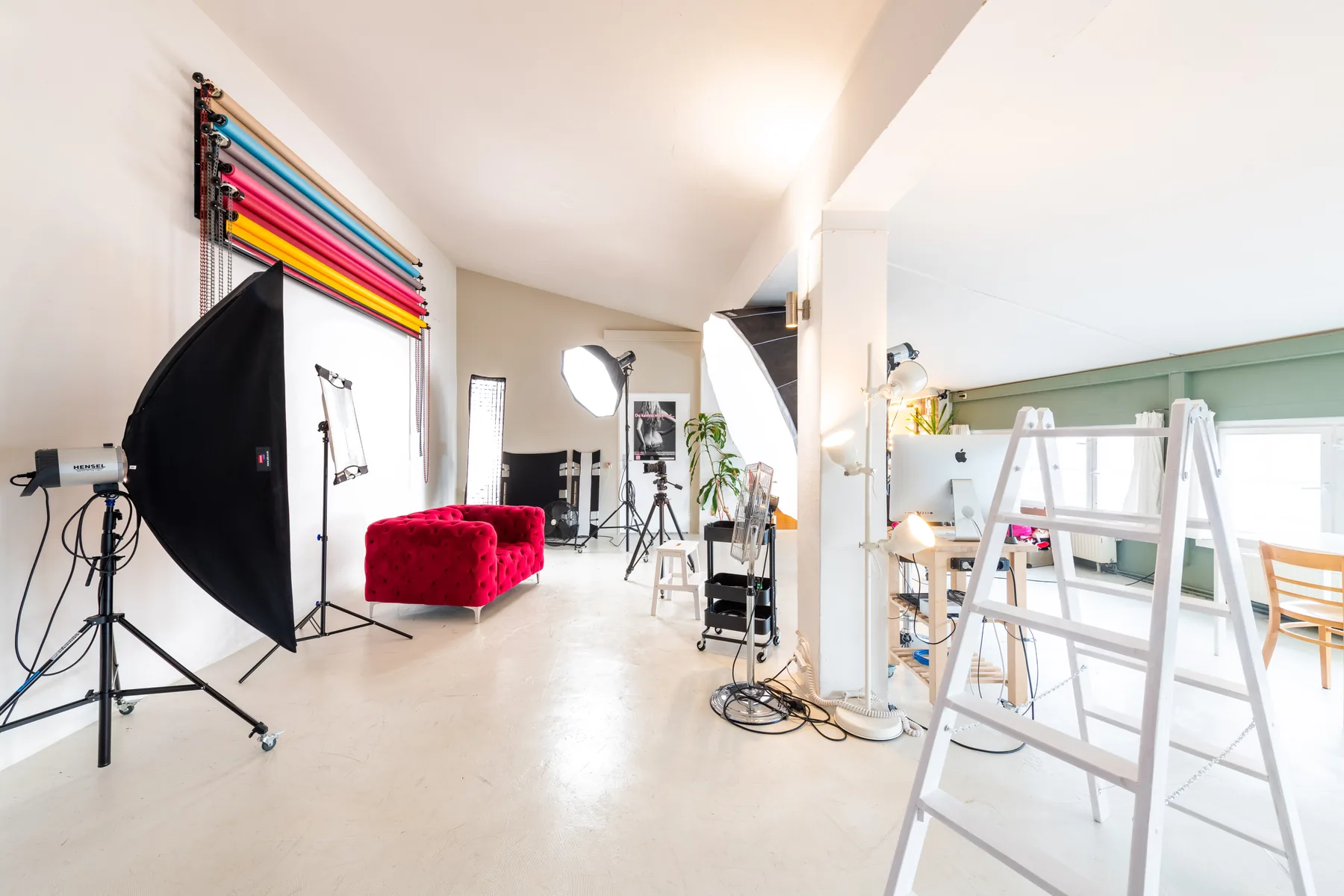 Studio mit Hintergrundrollen und Lichtaufbau