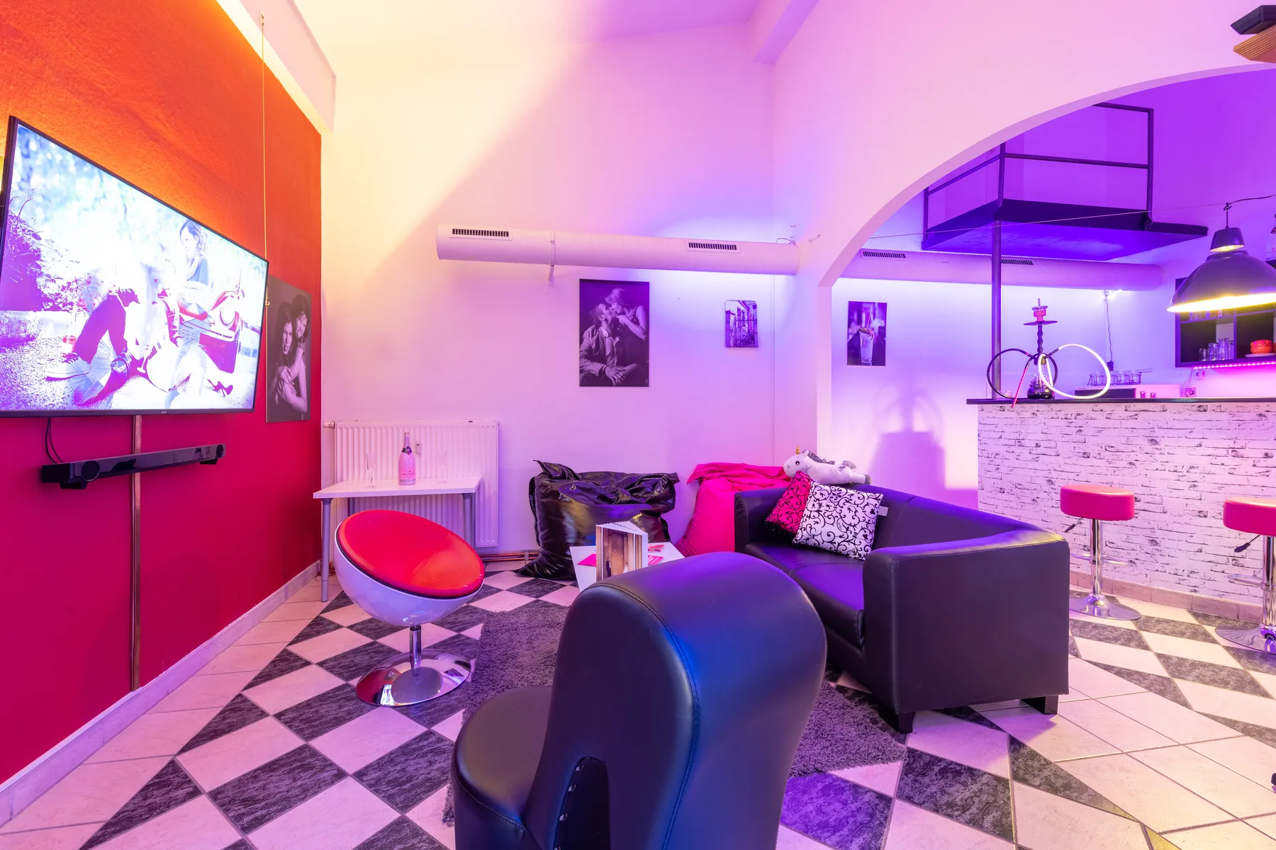 Farbiges Lounge-Set mit Fernseher