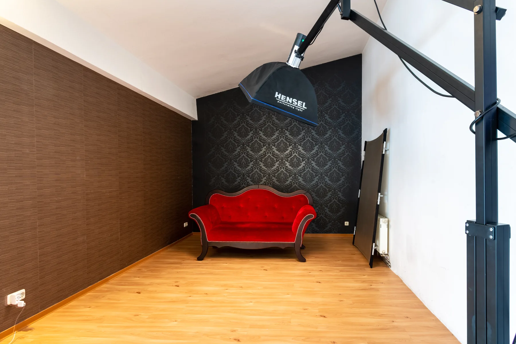 Set mit rotem Sofa und dunklem Hintergrund