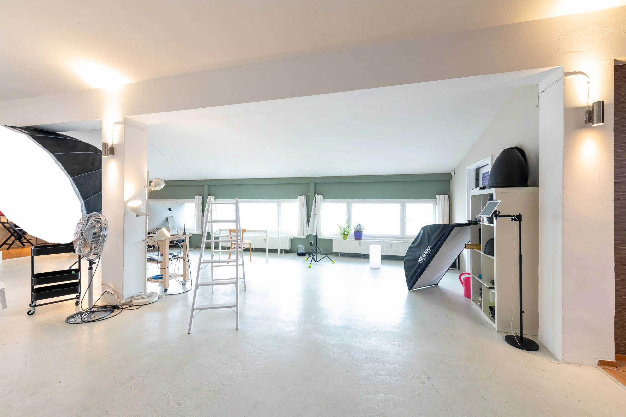 Helle Fotostudiofläche in Dresden mit Lichttechnik